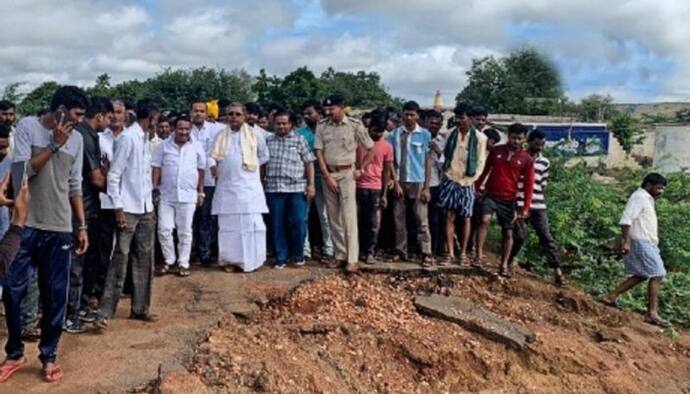 ভোট দিয়েছি ঘর কই, বন্যা পরিস্থিতি দেখতে গিয়ে জলে পড়লেন কংগ্রেস নেতাই, দেখুন ভিডিও