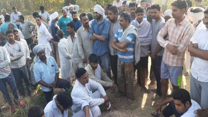 गोवंश के अवशेष देख भड़के लोग-हंगामा, SP ने पूरी चौकी को किया सस्पेंड