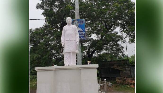 রায়গঞ্জে প্রিয়রঞ্জনের মূর্তি বসালেন তৃণমূল কাউন্সিলর, রাজনৈতিক সৌহার্দ্য না রাজনীতির খেলা, প্রশ্ন কংগ্রেসের