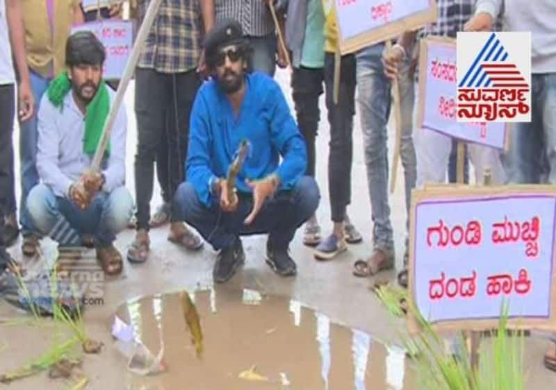 Bad Roads Students union protest against Karnataka State Govt