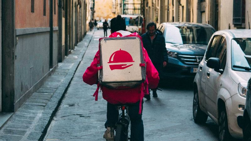 Delivery agent dies during quick nap on bike after 18 hours long shift work china ckm