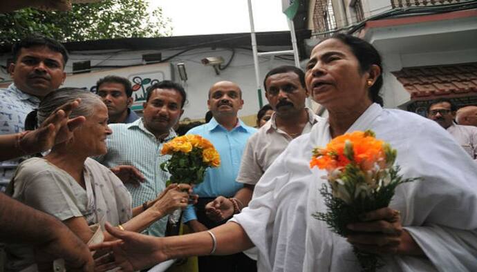 কেমন হল মুখ্যমন্ত্রীর বাড়ির ঠাকুর, 'বাড়ির মায়ের' ছবি নিজেই পোস্ট করলেন মমতা