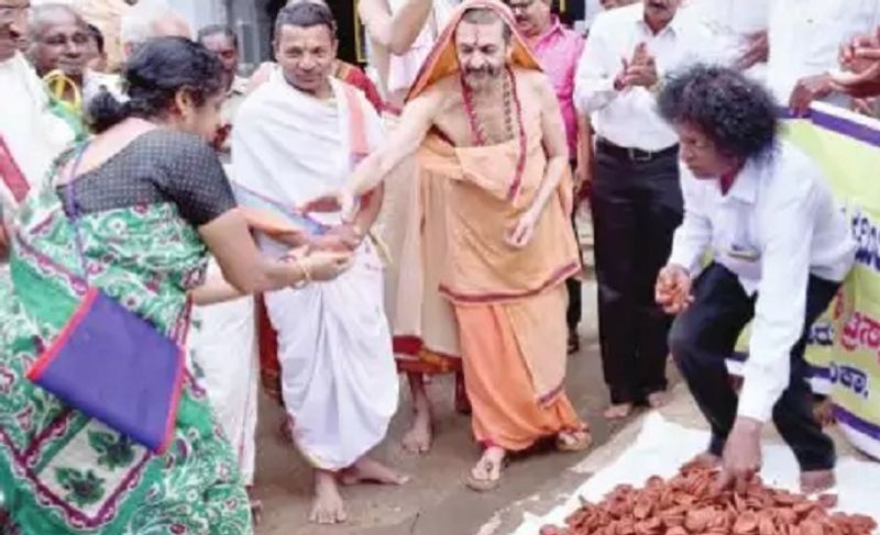 5 thousand diyas distrubuted to public