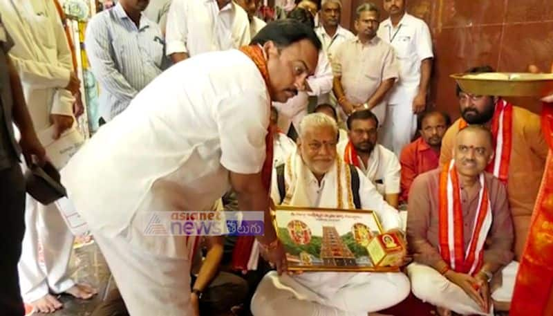 Union Agriculture minister visits vijayawada kanakadurga temple