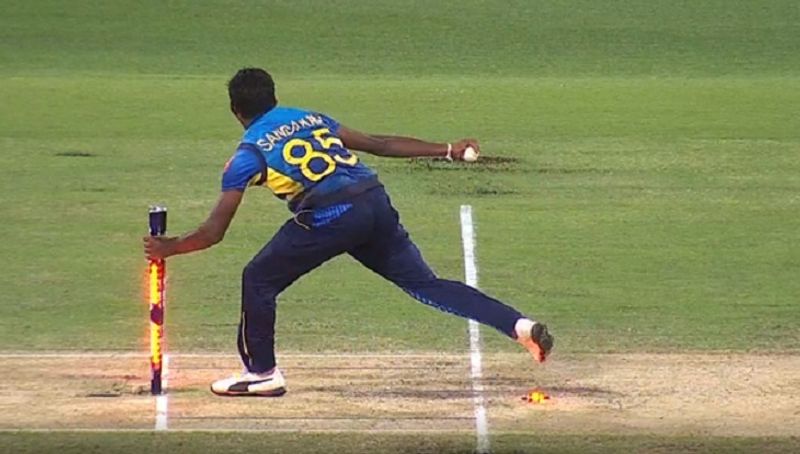 lakshan sandakan brain fade moment during steve smith run out in Srilanka vs Australia match