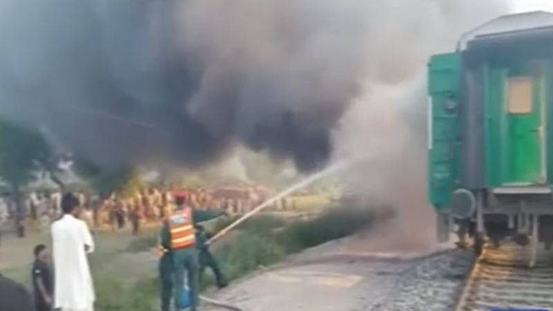 West Bengal: Lorry loaded with gas cylinders hits Ranihati bus stop; devastating fire brought under control-dbr