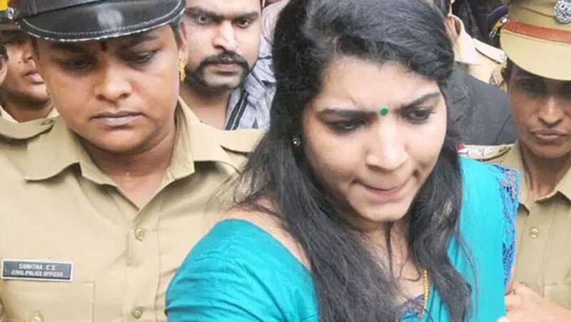 Saritha Nair tries to join the AIADMK