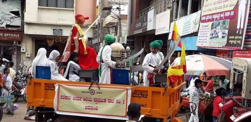 Urdu School Students Wore Tipu Dress During Rajyotsava in Jamkhand