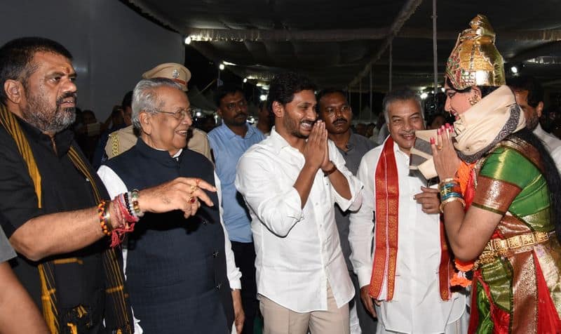 cm jagan governor biswabhushan attended in ap formation day  celebrations  in vijayawada