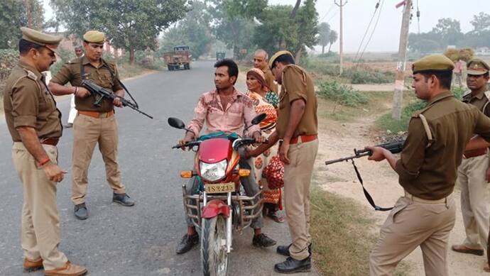 आगे बढ़े तो गोली मार देंगे...ये है यूपी पुलिस का न्यू चेकिंग स्टाइल-PHOTOS