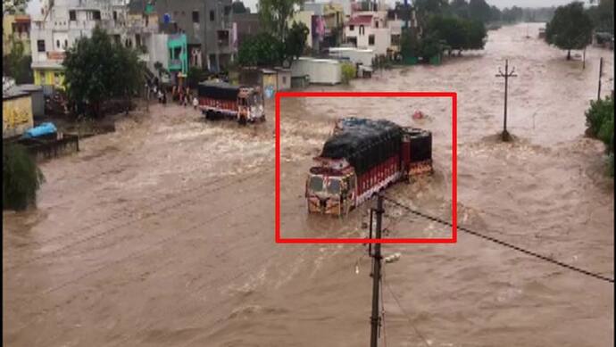 यहां तेज बारिश की वजह से भरा पानी, फंस गए ट्रक, फोटो हुआ वायरल