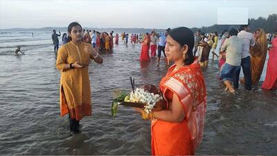 देश भर में व्रतियों ने दिया डूबते सूर्य को अर्घ्य, आस्था देखकर चौंके विदेशी पर्यटक