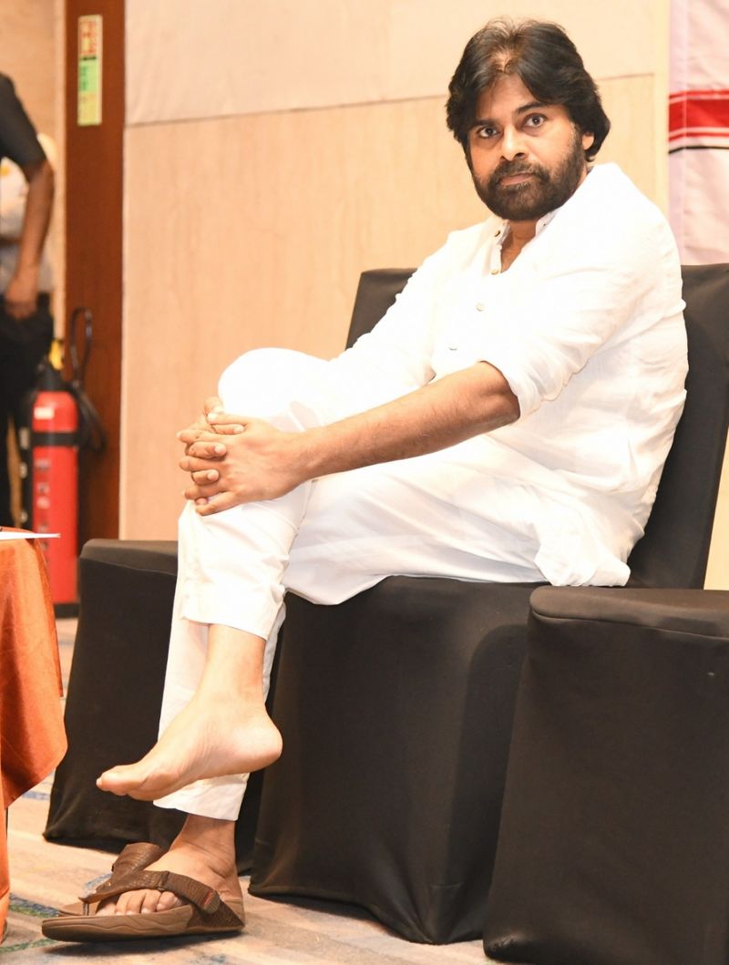 kodali nani fires salvos at pavan kalyan.. takes a jibe by asking him to meet and decide about his name