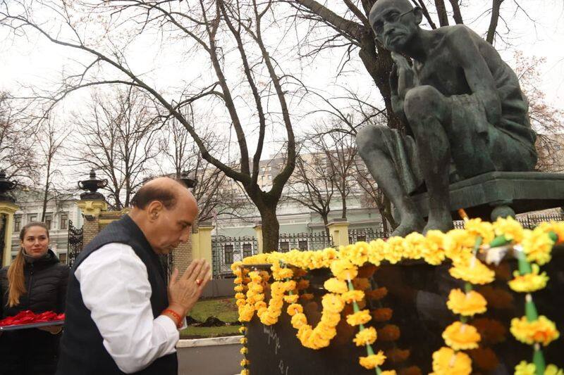 Rajnath Singh pays floral tributes to Mahatma Gandhi in Moscow