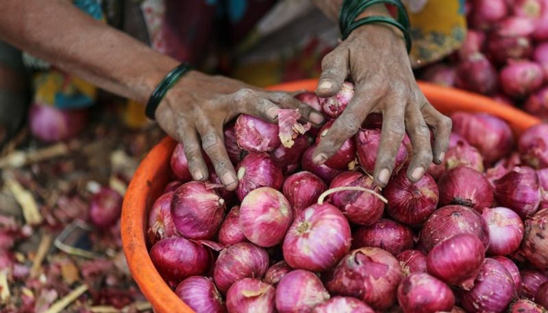 people hanged onion in protest of price increase in mangalore