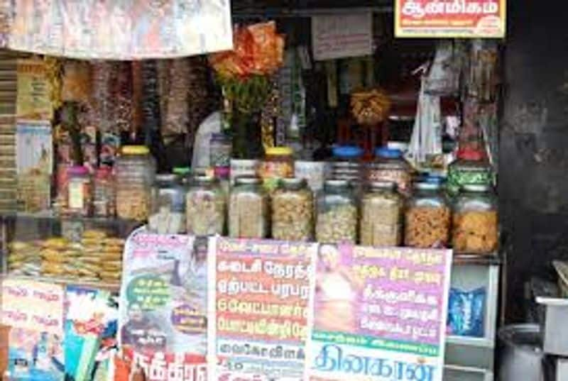 two youngsters fought with a shop owner for banana