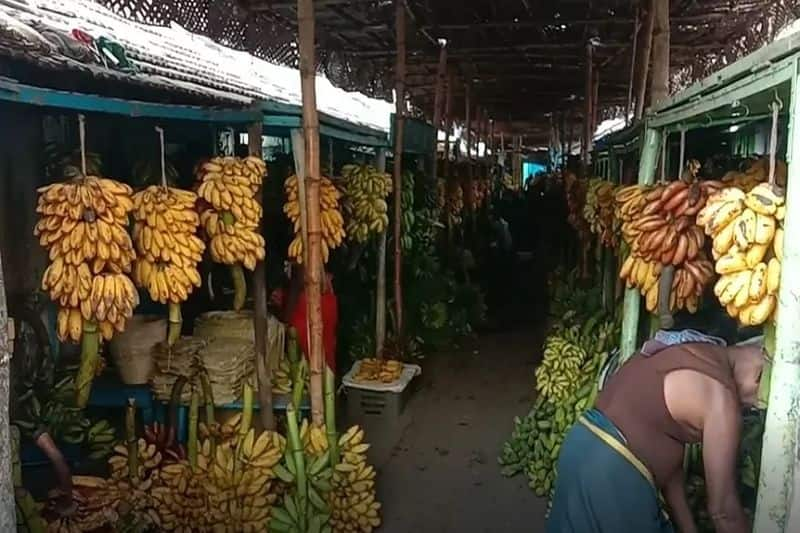 two youngsters fought with a shop owner for banana