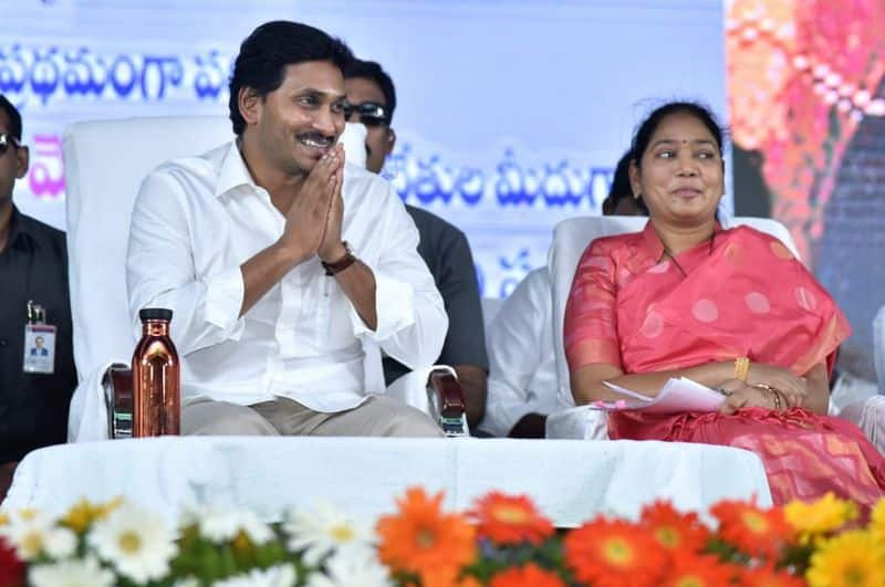 andhra cm ys jagan distributes cheques to arigold victims