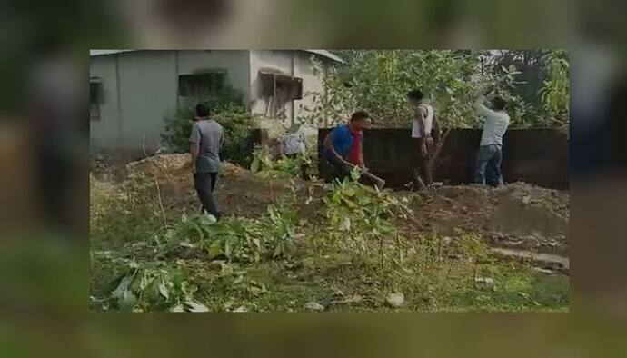 প্রশাসনে ভরসা নেই, হেমতাবাদে রাস্তা সারাইয়ের কাজে নেমেছেন স্থানীয়রাই