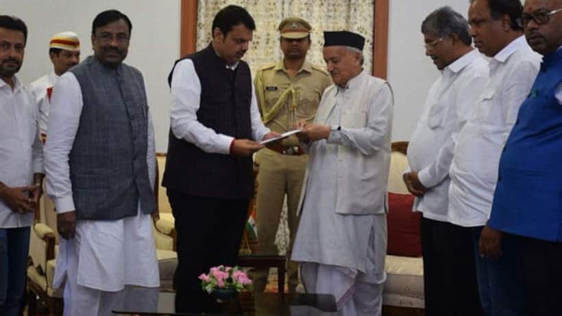 फडणवीस के इस्तीफे के बाद शुरू हुआ आरोप प्रत्यारोप का दौर, ठाकरे बोले अमित शाह के आर्शीवाद की जरूरत नहीं