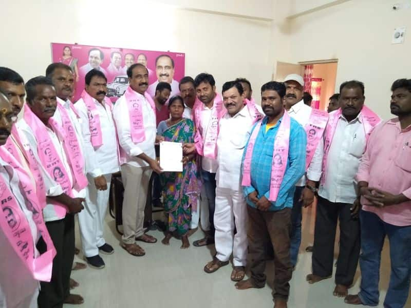 jagityal mla sanjay kumar distributes bheema cheques