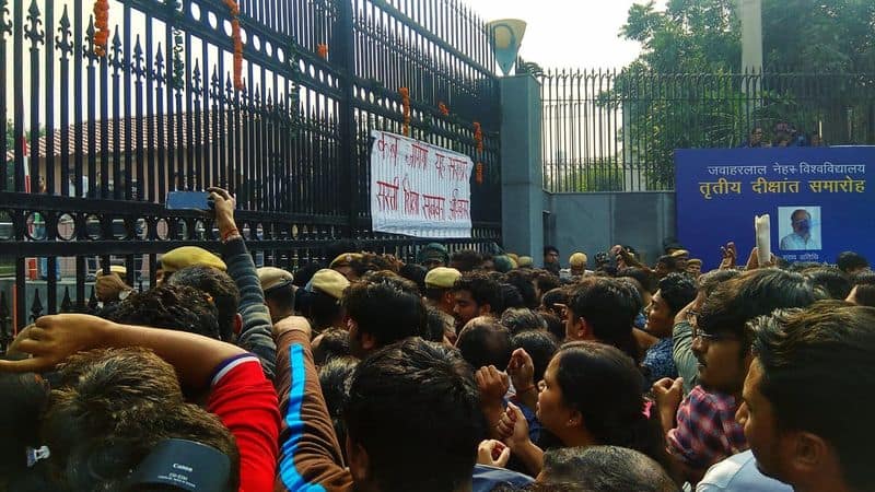 JNU faceoff: Students clash with police while staging protest over fee hike