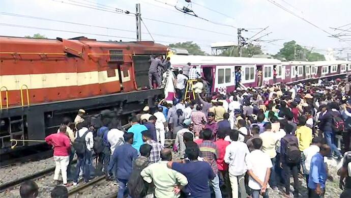 गलत सिग्नल के चलते एक ही ट्रैक पर आने से दो ट्रेनों में टक्कर, सात डिब्बे पटरी से उतरे