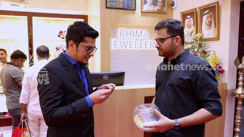 Winners elected by lucky draw at New Bhima Jewelers in Dubai Karama center