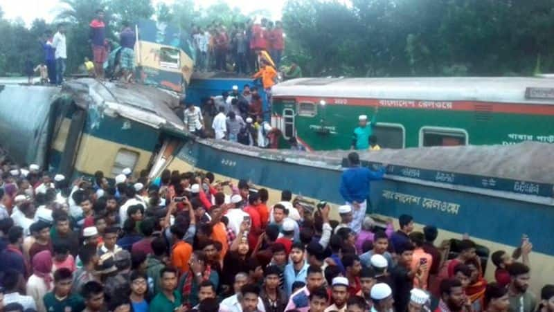 2 trains collide...16 people dead