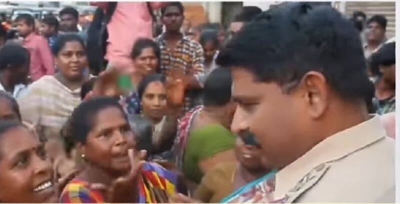 women protested against transfer of police inspector