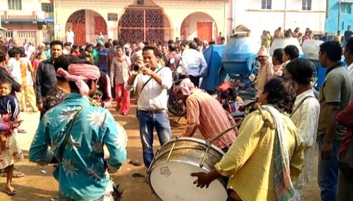 শ্মশান  যাত্রায় ব্যান্ড বাজা, সামনে ১১১ বছরের গুরুদাসী