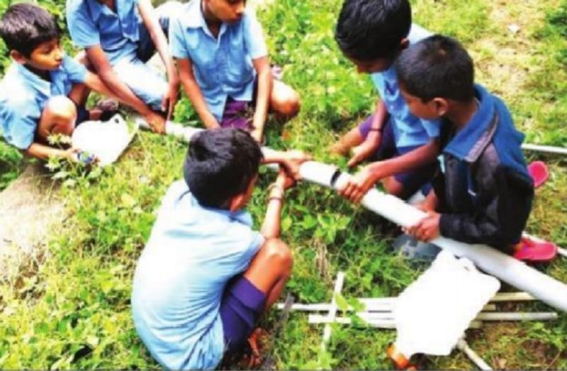 shanivarasanthe govt school children prepares Toilet with plastic waste