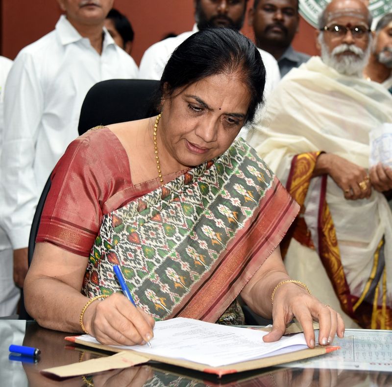 Neelam sajwhney takes charge as chief secretary of AP from inchrge CS neerabhkumar kumar prasad