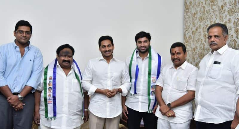 devineni avinash praises jagans navaratnalu scheme after joining ysrcp