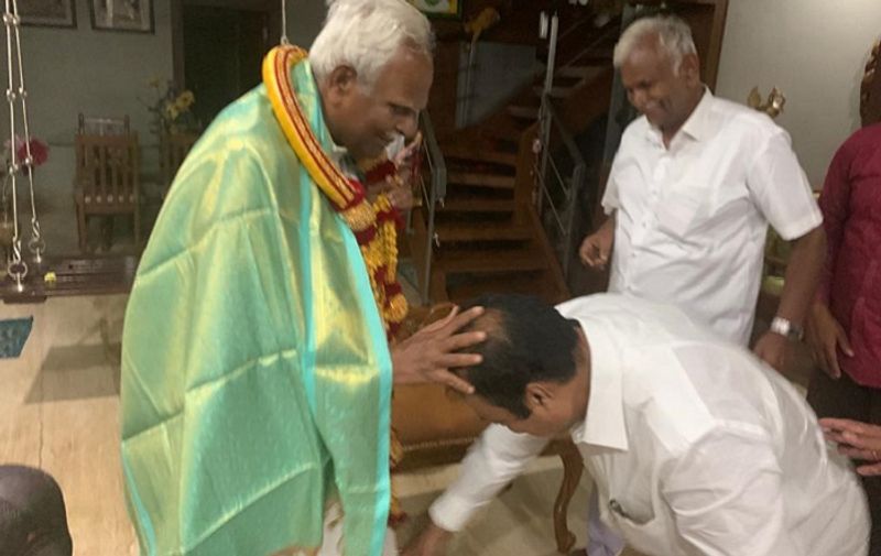 KR Pet bjp candidate narayan gowda takes blessings from former speaker krishna