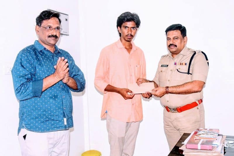 Vamsi rewared for helping to nab chain snatcher in Krishna district