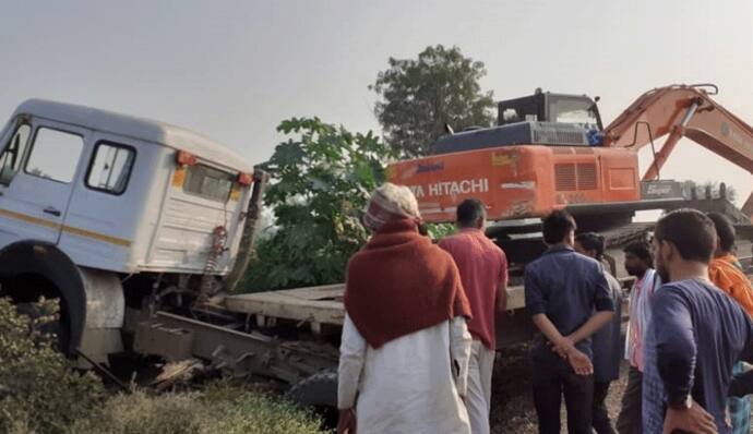 रूह कंपा देने वाला हादसा: एक झटके में मौत की नींद सो गया पूरा परिवार, क्रेन से निकाली गईं लाशें