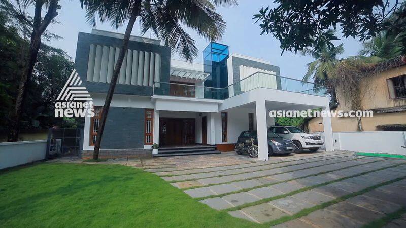 contemporary style house in 2950 sqft Thrissur kuriachira