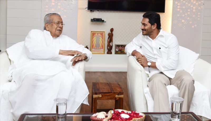 ys jaganmohan reddy meets ap governor