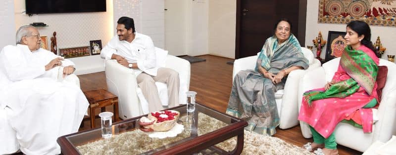 ys jaganmohan reddy meets ap governor