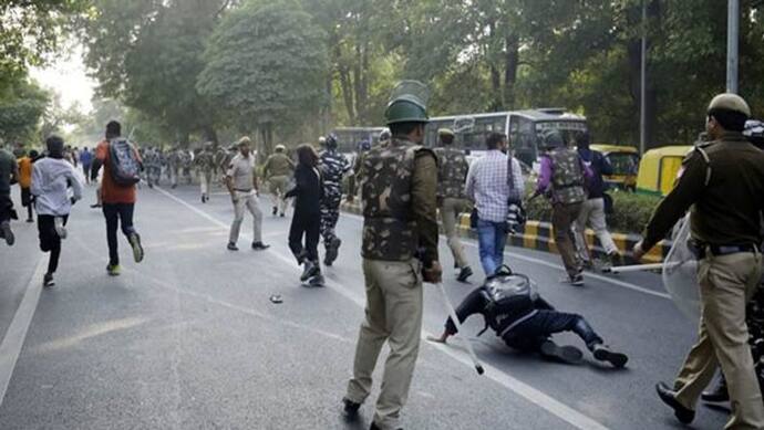 कोई रोड पर गिरा तो किसी के सिर से निकला खून, JNU छात्रों पर ऐसे किया गया लाठीचार्ज