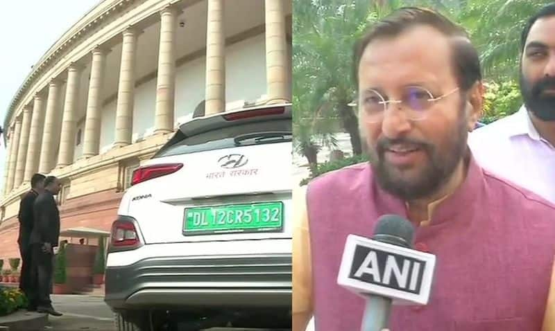 Central environment minister prakash javdekar reach parliament by electric car