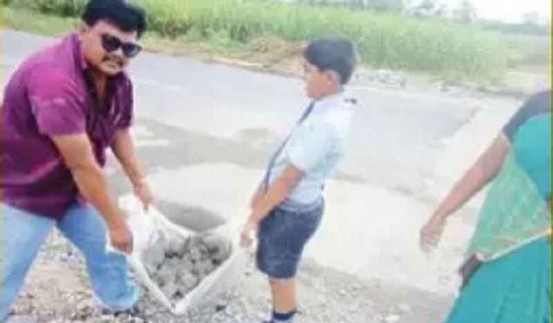 Tumakur teacher couple with their children fills potholes