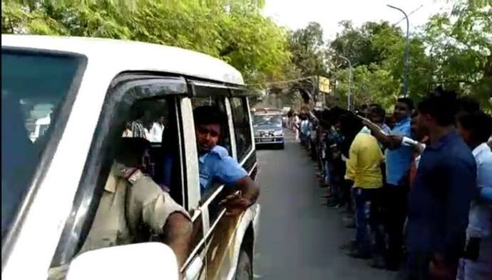 রাজ্যপালকে কালো পতাকা তৃণমূলের, জবাবে গাঁধীগিরি করলেন ধনখড়