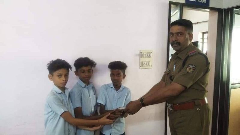 three students hand over money to police they get it from road