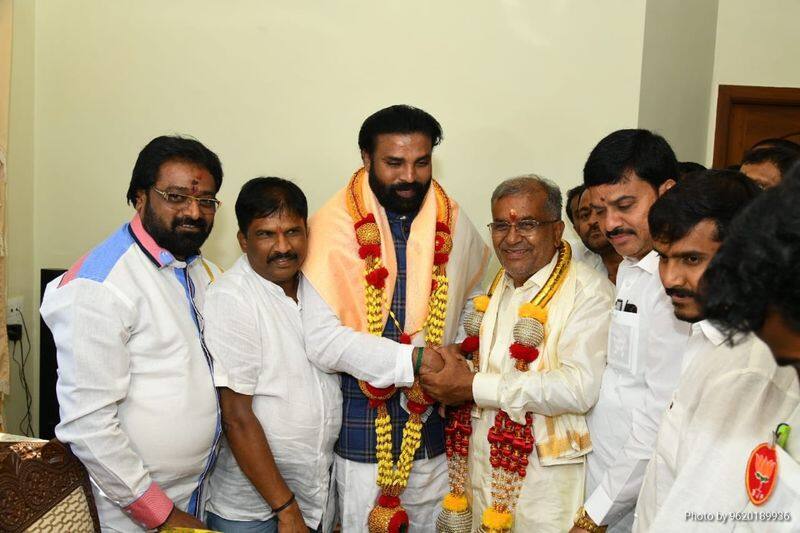 B Sriramulu visits JDS MLA GT Devegowda residence In Mysuru wishes him on 70th birthday