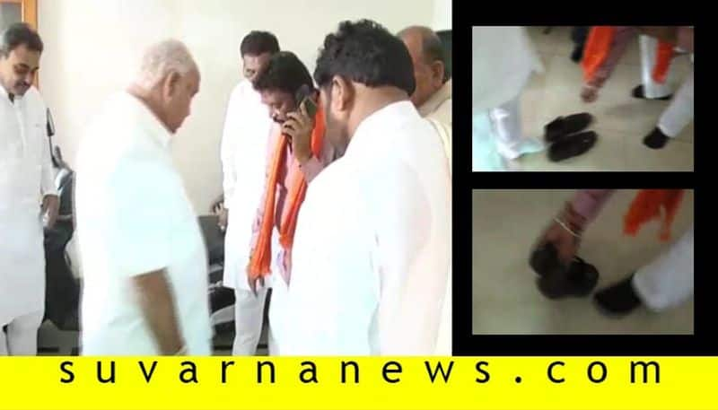 Vijayanagara Anand Singh Helps BS Yediyurappa To Wear Shoes