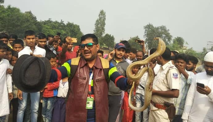 সাপের বিষ নিয়ে বেআইনি কারবার, 'স্নেক সেভার'-এর বিরুদ্ধে জারি গ্রেফতারি পরোয়ানা