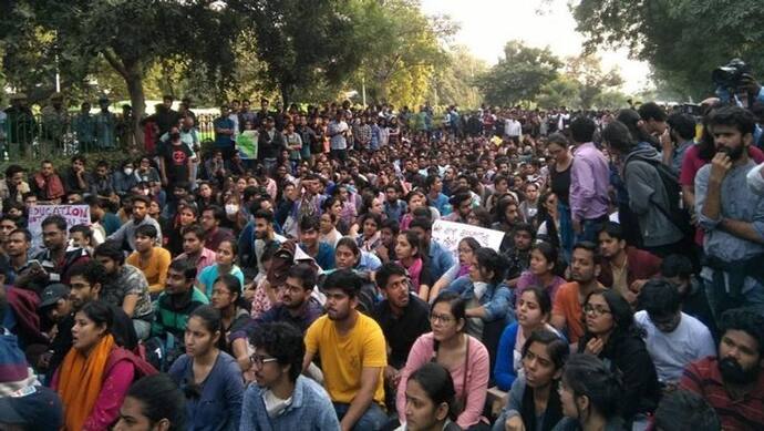 4 हफ्ते से JNU में फीस को लेकर बवाल, 3 सदस्यीय कमेटी ने सौंपी रिपोर्ट, आखिर क्या है इसके अंदर?