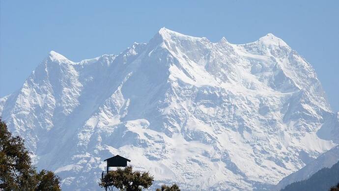 उत्तराखंड में जमकर बर्फबारी, बर्फ की सफेद चादर में ढंकी पहाड़ की चोटियां